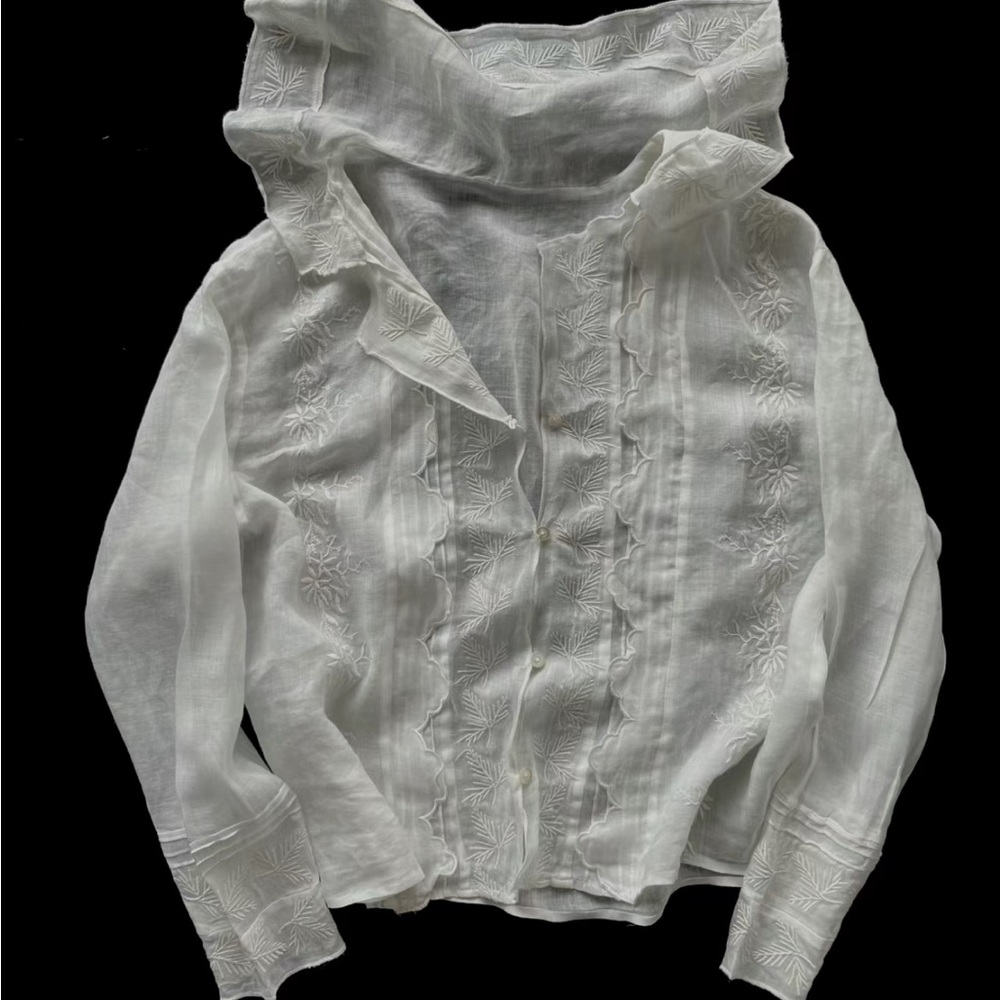 Vintage style women’s cotton top with lace